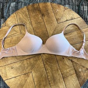 Victoria’s Secret like new bra 36 DD. Lined/light normal padding.